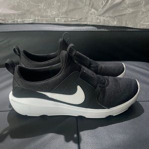black nike comfortable slip on shoes